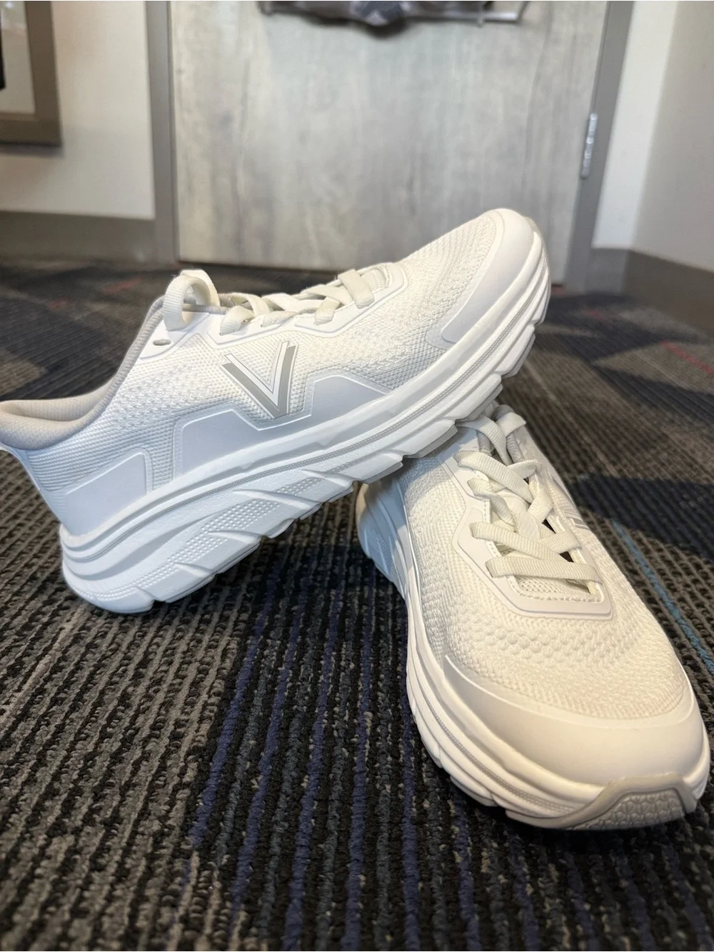 Women's Max Walk Vionic Sneakers NWOB